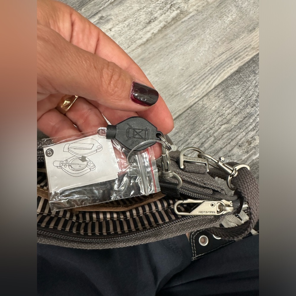 Travelon Anti-theft Heritage Small Crossbody - Picture 9 of 12